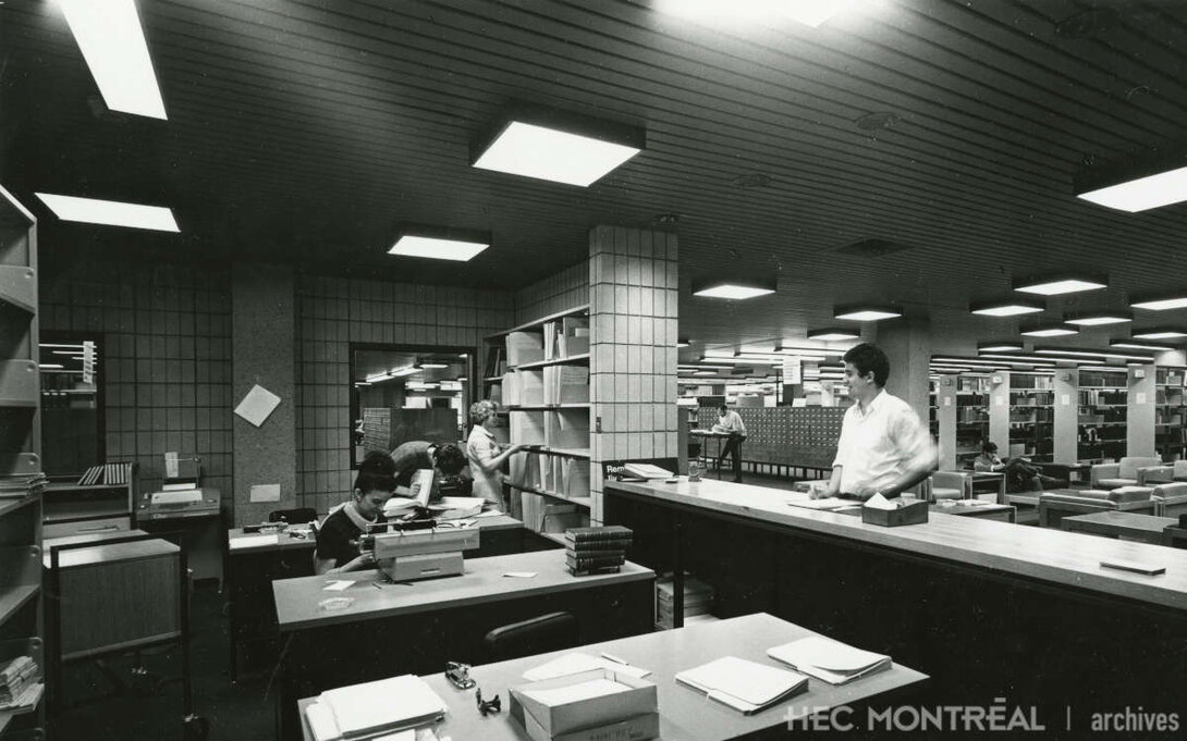   Description : Comptoir de prêt de la bibliothèque, édifice Decelles. Date : ca 1970 Crédit photo : Photographe inconnu Cote archivistique : A011/XPH,0022