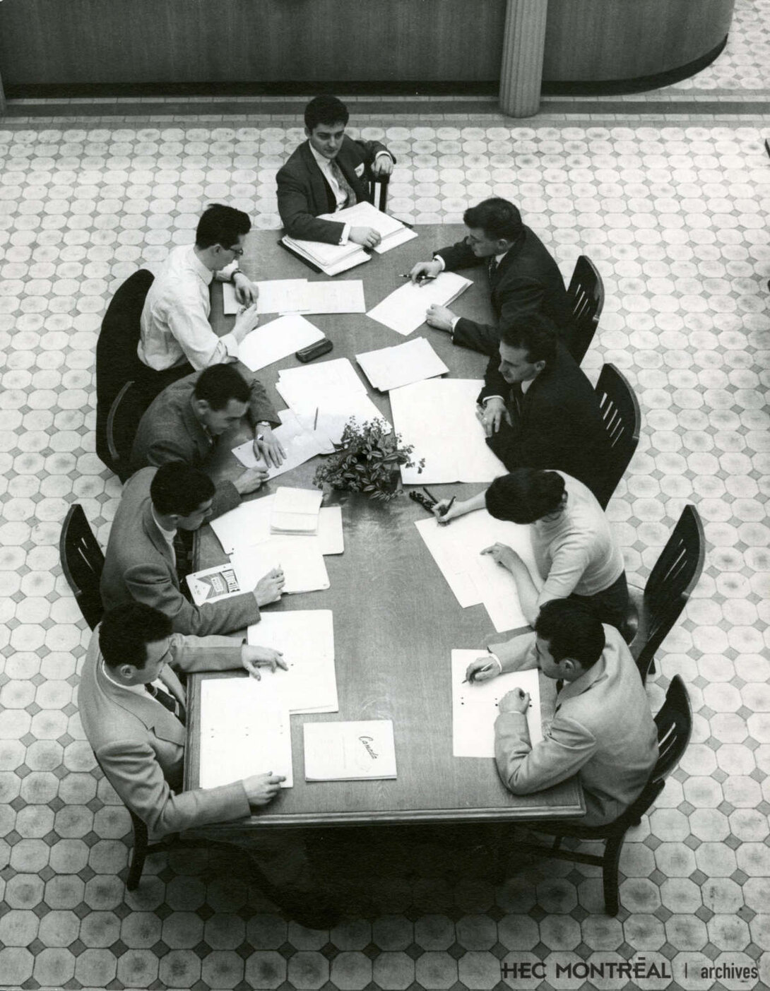   Description : Étudiants au travail dans la bibliothèque de l'édifice de la rue Viger. Date : ca 1960 Crédit photo : Photographe inconnu Cote archivistique : A011/XPH,0024