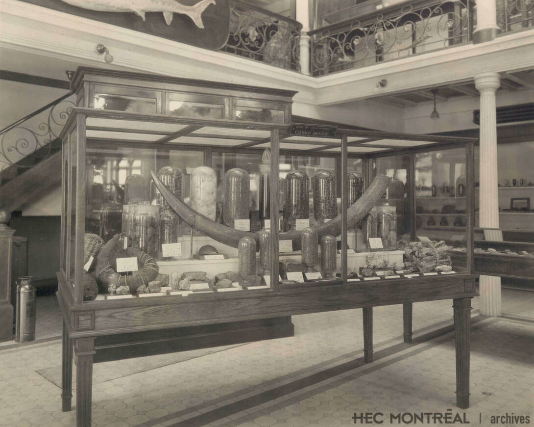   Description : Vitrine au rez-de-chaussée du Musée commercial et industriel de Montréal. Date : ca 1915 Crédit photo : Albert Dumas Cote archivistique : A012/XPH,0005