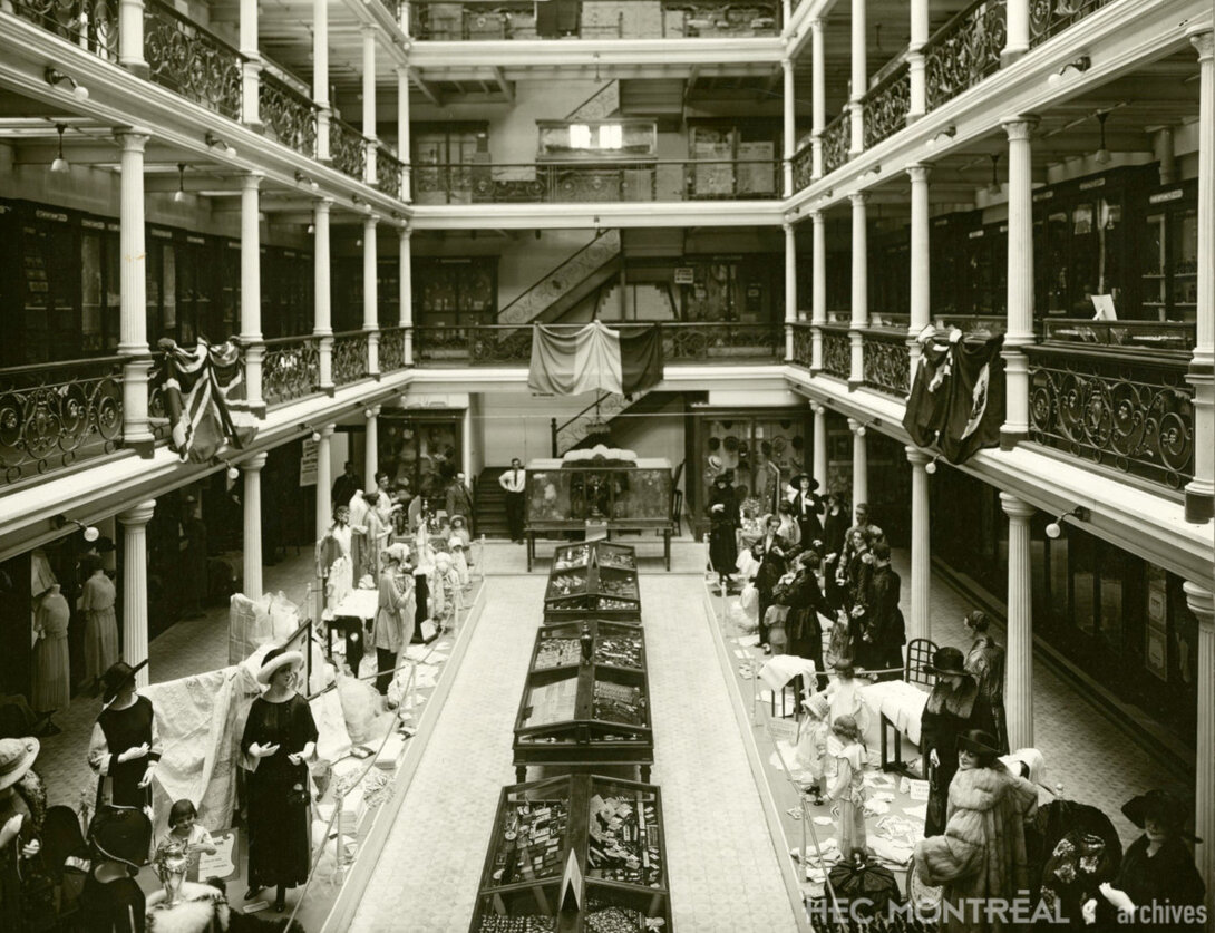   Description : Vue d'ensemble du Musée commercial et industriel de Montréal à l'occasion d'une exposition de textiles. Date : ca 1920 Crédit photo : Albert Dumas Cote archivistique : A012/XPH,0011