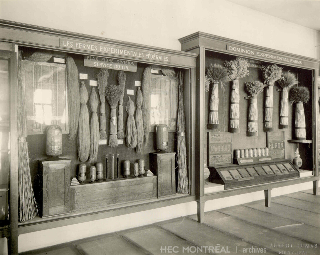   Description : Deux vitrines d'exposition de la collection technologique : textiles végétaux (lin) et produits alimentaires. Date : ca 1920 Crédit photo : Albert Dumas Cote archivistique : A012/XPH,0025