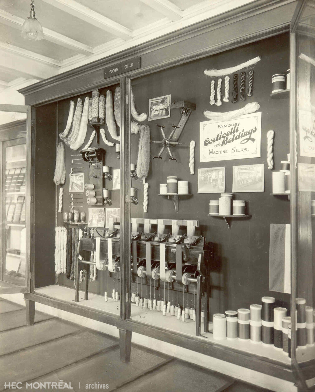   Description : Vitrines d'exposition de la collection technologique : textiles végétaux, la soie. Date : ca 1920 Crédit photo : Photographe inconnu Cote archivistique : A012/XPH,0031