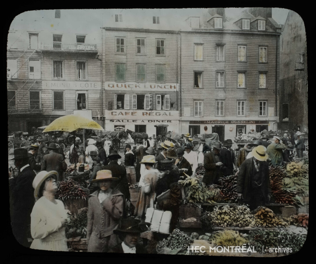  Description : Marché fermier dans les rues de Québec. Date : Inconnue Crédit photo : Canadian Pacific Railway Cote archivistique : A012/XPH,0176