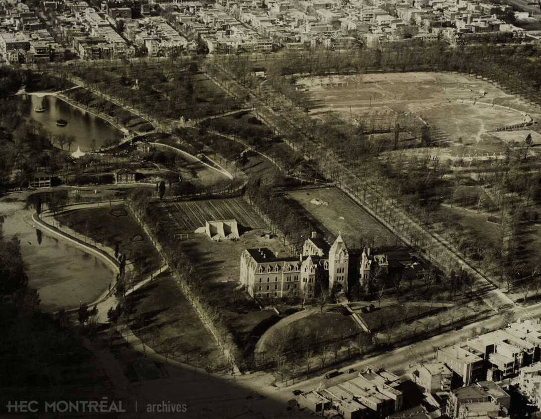   Description : Vue aérienne du premier immeuble de l'École normale Jacques-Cartier dans le parc Lafontaine. Date : Inconnue Crédit photo : Photographe inconnu Cote archivistique : A012/XPH,1360