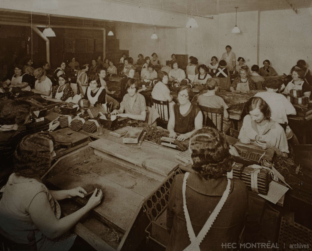   Description : Ouvrières fabricant les cigares chez Benson & Hedges, à Montréal. Date : Inconnue Crédit photo : Photographe inconnu Cote archivistique : A012/XPH,1726