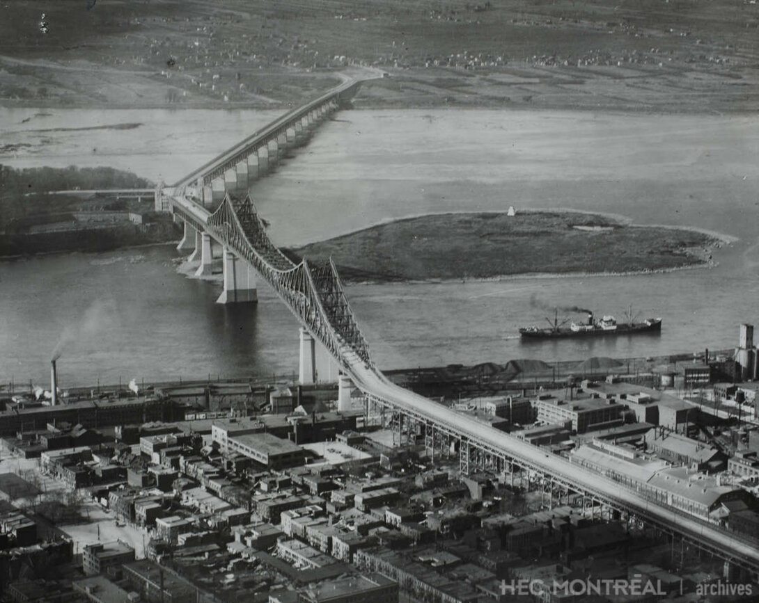   Description : Vue aérienne du pont Jacques-Cartier, à Montréal. Date : Inconnue Crédit photo : Photographe inconnu Cote archivistique : A012/XPH,1730