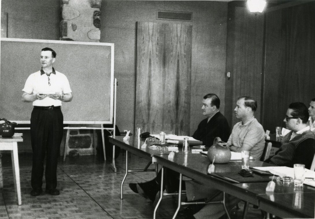   Description : Présentation de Jean Deschamps à l'Association professionnelle des industriels à l'Estérel.  Date : 1963 Crédit photo : Photographe inconnu Cote archivistique : A024/XPH,0010