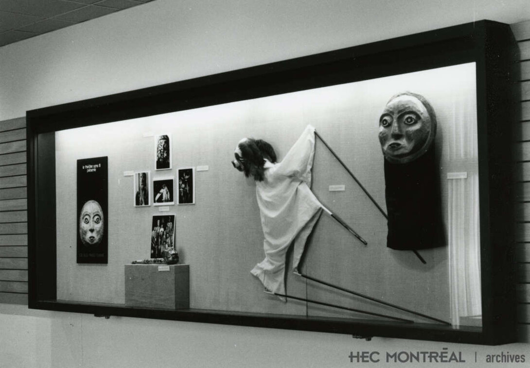   Description : Vitrine de l'exposition «Thêatre sans fil» à la Galerie HEC. Date : 1984 Crédit photo : Photographe inconnu Cote archivistique : A041/X99,0001