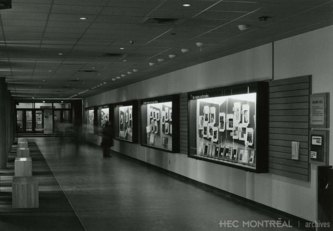   Description : Vue en enfilade des vitrines d'exposition de la Galerie HEC. Date : 1986 Crédit photo : Photographe inconnu Cote archivistique : A041/X99,0001