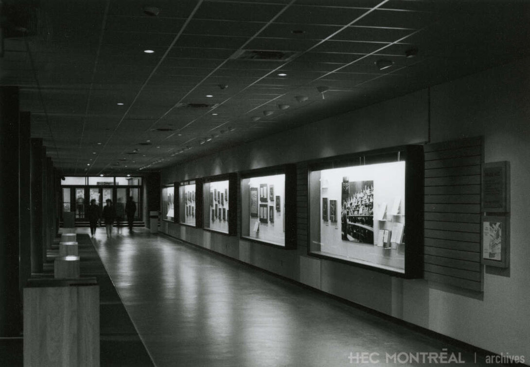   Description : Vue en enfilade des vitrines d'exposition de la Galerie HEC. Date : 1982 Crédit photo : Photographe inconnu Cote archivistique : A041/X99,0001