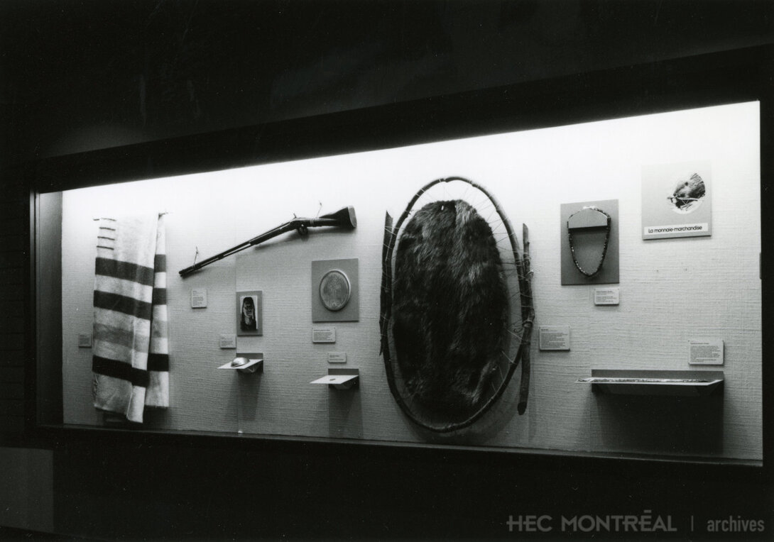   Description : Vitrine de l'exposition «La monnaie canadienne : 400 ans d'histoire» à la Galerie HEC. Date : 1985 Crédit photo : Photographe inconnu Cote archivistique : A041/X99,0001