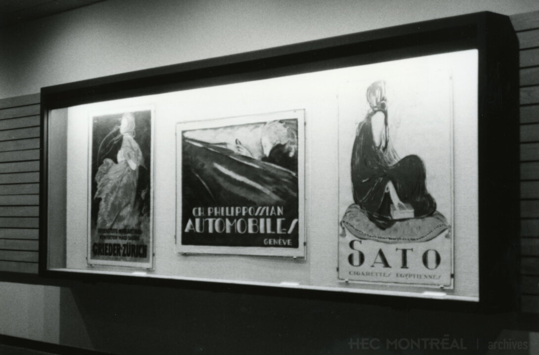   Description : Vitrine de l'exposition «Charles Loupot» à la Galerie HEC. Date : 1982 Crédit photo : Photographe inconnu Cote archivistique : A041/X99,0001