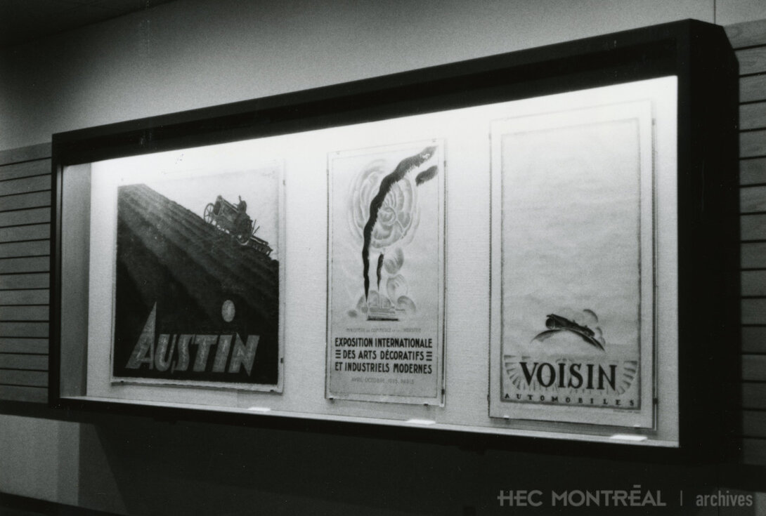   Description : Vitrine de l'exposition «Charles Loupot» à la Galerie HEC. Date : 1982 Crédit photo : Photographe inconnu Cote archivistique : A041/X99,0001