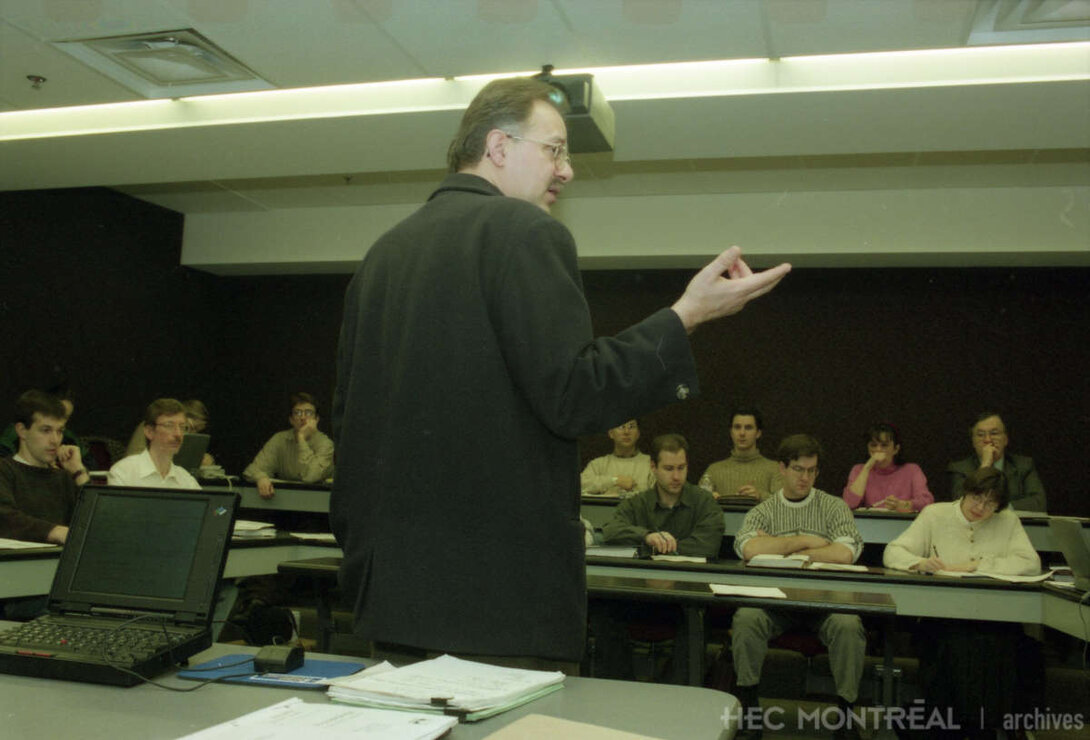   Description : Alain Gosselin et des étudiants du programme MBA intensif. Date : 1997 Crédit photo : Photographe inconnu Cote archivistique : A047/X99,0002