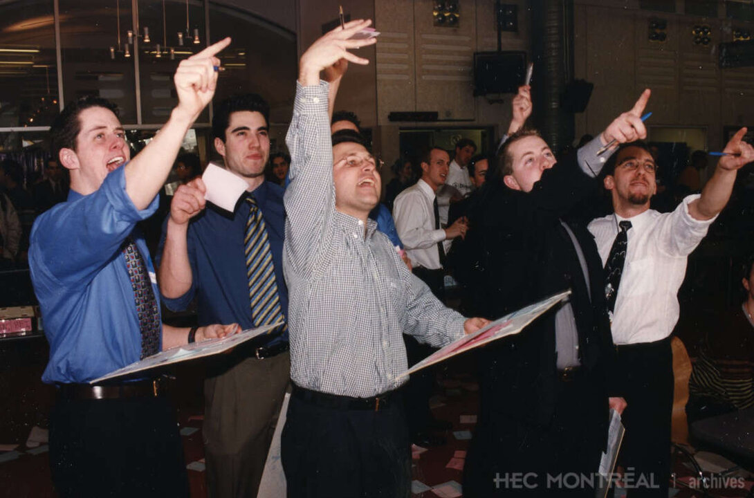   Description : Étudiants photographiés à l'occasion d'une simulation boursière. Date : 1999 Crédit photo : Photographe inconnu Cote archivistique : A047/X99,0005