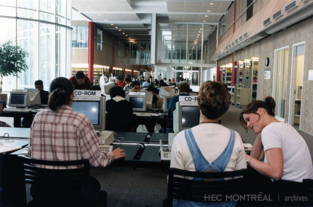   Description : Espace de travail de la bibliothèque de l'édifice Côte Sainte-Catherine. Date : 1997 Crédit photo : Photographe inconnu Cote archivistique : A047/X99,0005