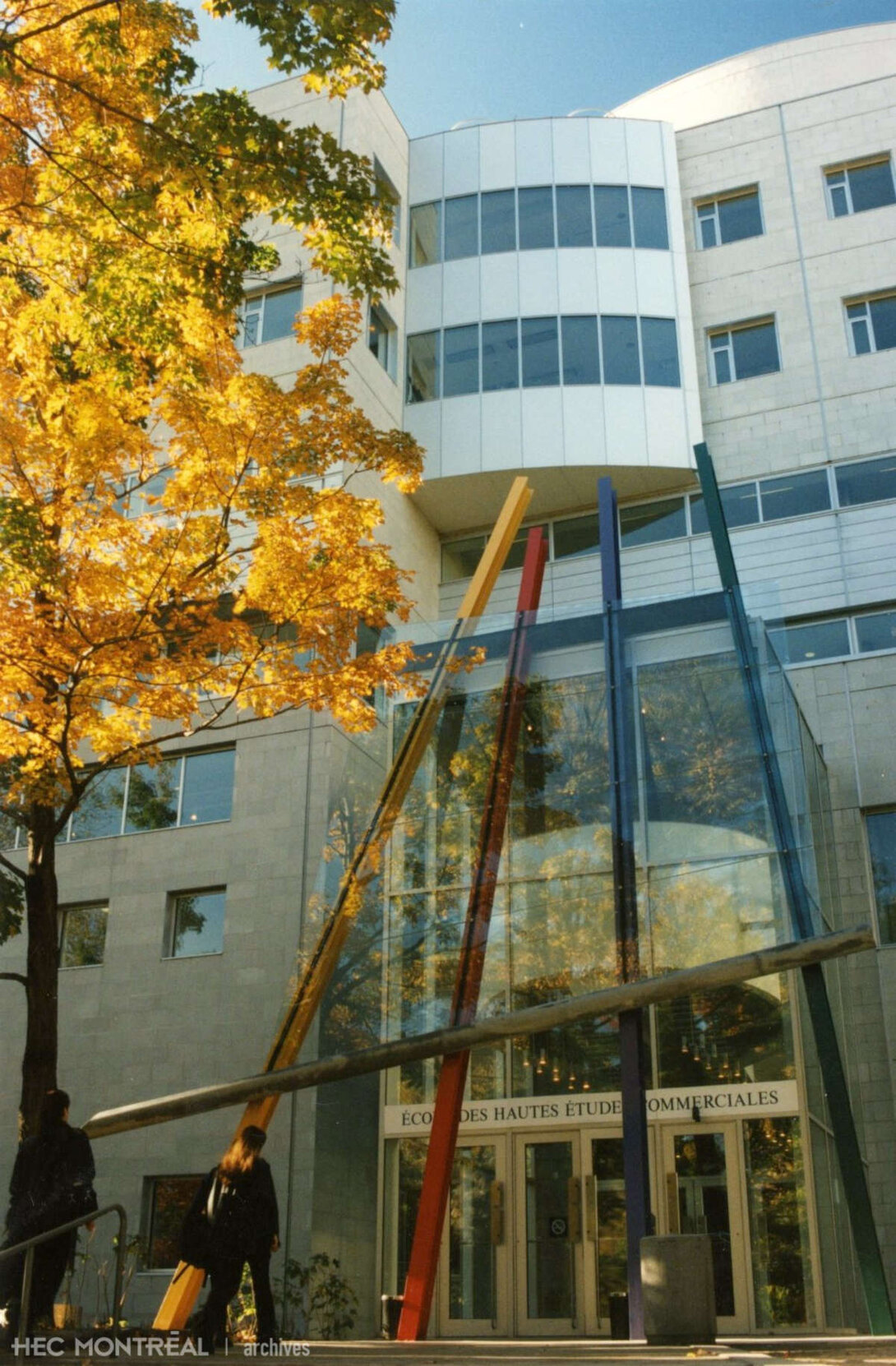   Description : Entrée l'édifice Côte Sainte-Catherine. Date : ca 1996 Crédit photo : Photographe inconnu Cote archivistique : A047/X99,0005