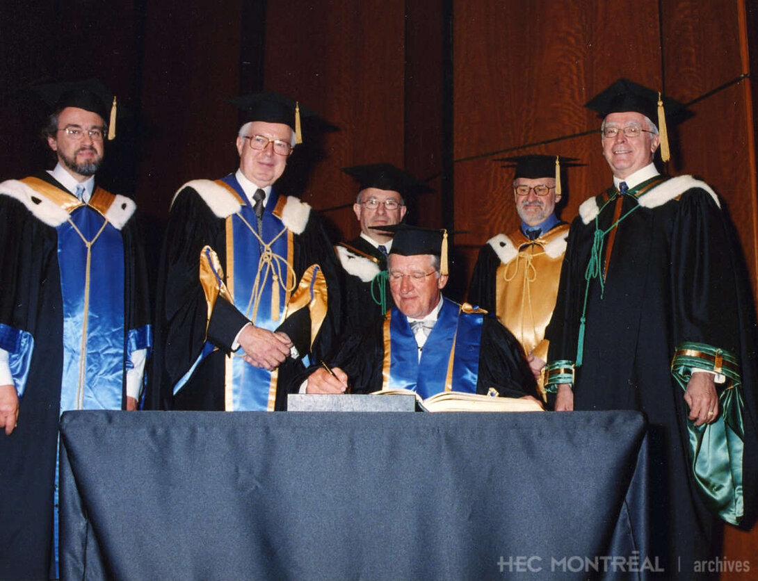   Description : Doctorat honoris causa remis à Rémi Marcoux, fondateur de Transcontinental. Date : 2003 Crédit photo : Photographe inconnu Cote archivistique : A047/X99,0006