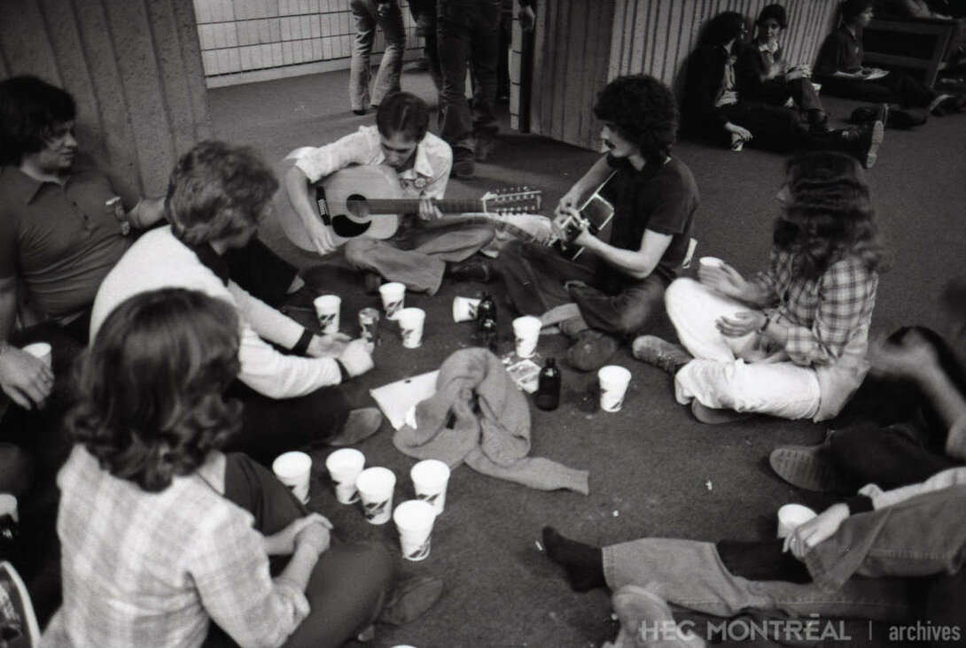   Description : Groupe d'étudiants réunis à l'occasion du Carnaval étudiants HEC. Date : 1979 Crédit photo : Photographe inconnu Cote archivistique : A054/X99,0001