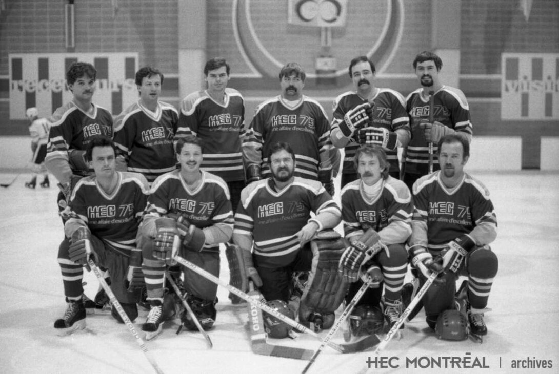   Description : Équipe de hockey HEC à l'arena Étienne-Desmarteaux. Date : 1985 Crédit photo : Photographe inconnu Cote archivistique : A054/X99,0001