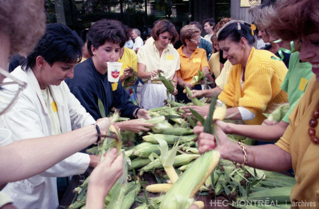   Description : Épluchette de blé d'Inde devant l'édifice Decelles. Date : 1989 Crédit photo : Photographe inconnu Cote archivistique : A054/X99,0002