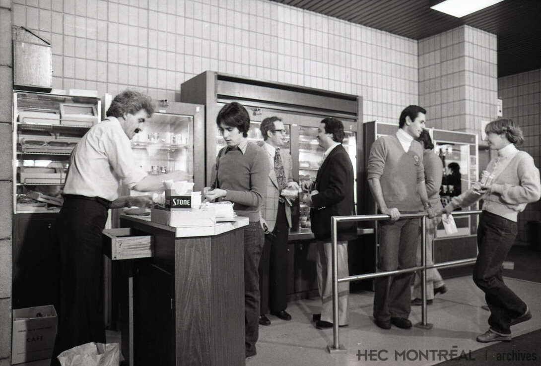   Description : Coop alimentaire de l'édifice Decelles. Date : 1975 Crédit photo : Photographe inconnu Cote archivistique : A054/X99,0006