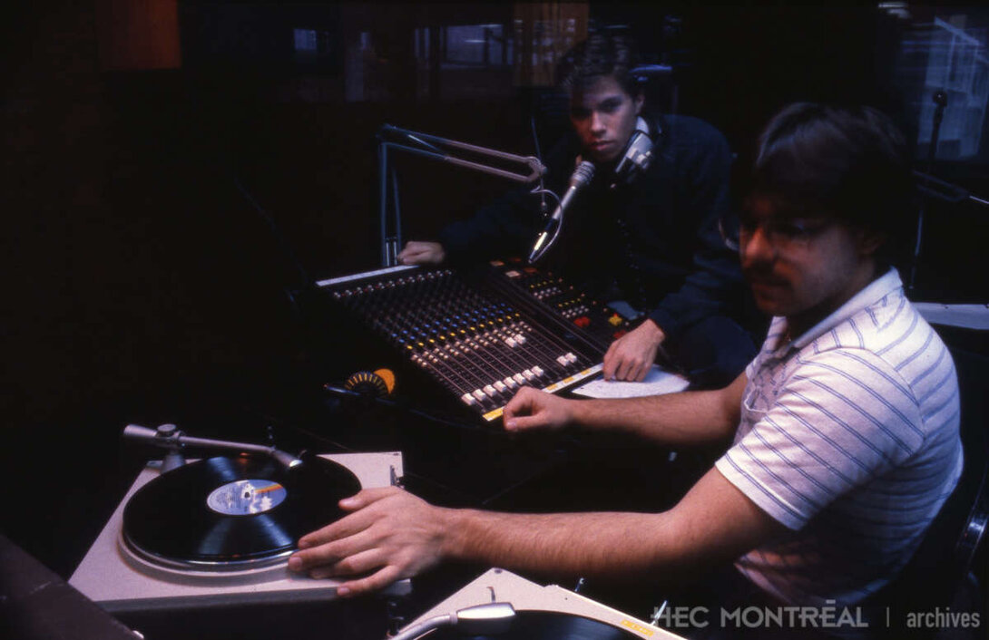   Description : Étudiants en pleine animation d'une émission diffusée à la radio étudiante. Date : ca 1985 Crédit photo : Photographe inconnu Cote archivistique : A054/X99,0006