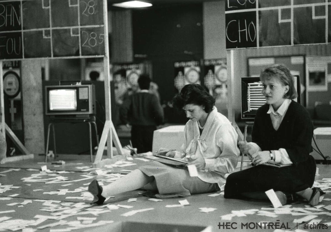   Description : Étudiantes lors d'une activité de simulation boursière. Date : 1987 Crédit photo : Photographe inconnu Cote archivistique : A054/X99,0008
