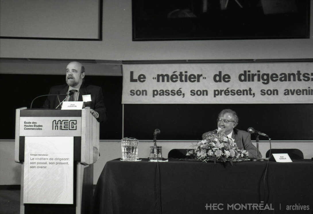   Description : L'anthropologue Serge Bouchard lors du colloque «Le métier de dirigeant», tenu à HEC en juin 1992. Date : 1992 Crédit photo : Photographe inconnu Cote archivistique : A054/X99,0009