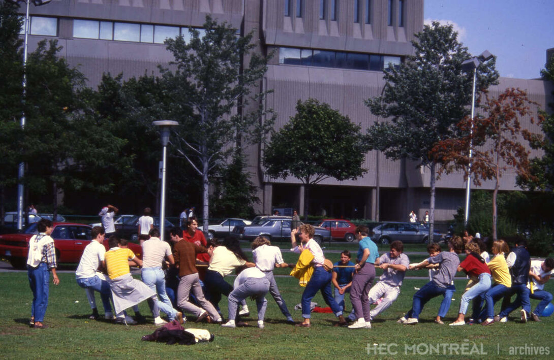   Description : Activité d'intégration des étudiants du programme de BAA au Parc Jean-Brillant, devant l'édifice Decelles. Date : ca 1989 Crédit photo : Photographe inconnu Cote archivistique : A054/X99,0006