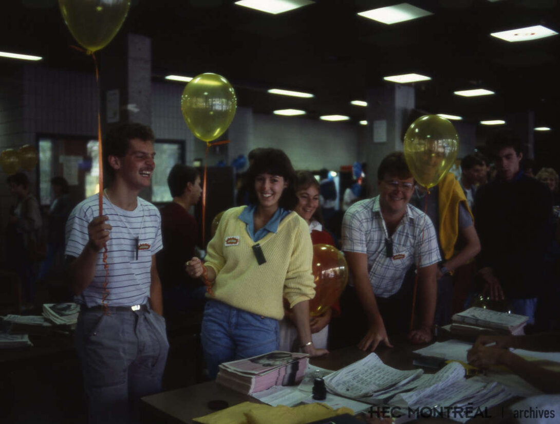   Description : Accueil des étudiants à l'édifice Decelles lors de la rentrée. Date : ca 1985 Crédit photo : Photographe inconnu Cote archivistique : A054/X99,0006