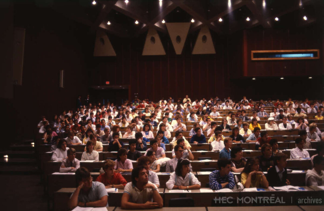   Description : Cours en auditorium, édifice Decelles. Date : ca 1978 Crédit photo : Photographe inconnu Cote archivistique : A054/X99,0006