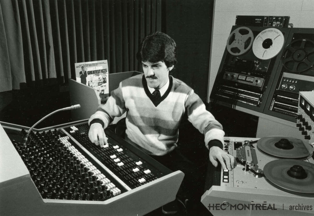  Description : Local de la radio étudiante, édifice Decelles. Date : ca 1985 Crédit photo : Photographe inconnu Cote archivistique : A055/XPH,0011