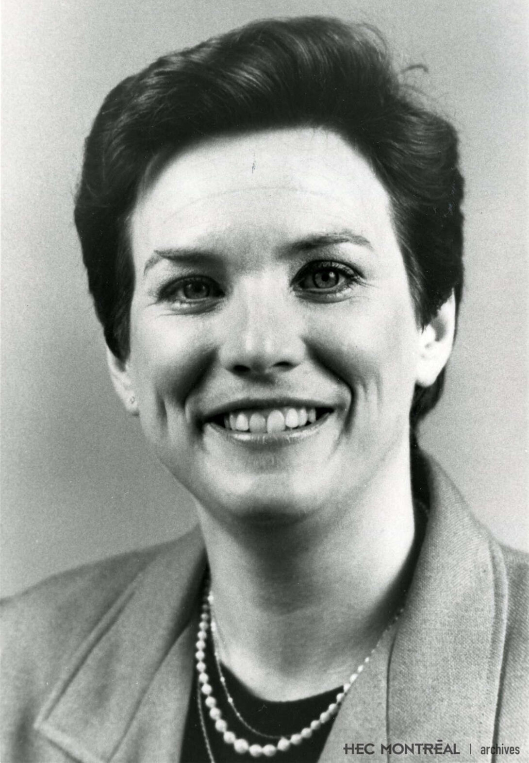   Description : Danielle Dagenais-Pérusse, directrice générale des Fêtes du 75e anniversaire de l'École. Date : 1985 Crédit photo : Photographe inconnu Cote archivistique : A055/XPH,0013