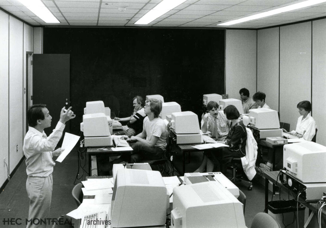   Description : Salle de cours, édifice Decelles.  Date : 1985 Crédit photo : Photographe inconnu Cote archivistique : A055/XPH,0011