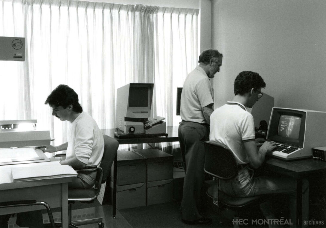   Description : Service de microfilmage de l'École. Date : 1985 Crédit photo : Photographe inconnu Cote archivistique : A055/XPH,0011