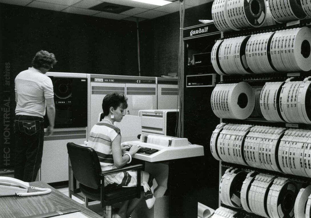   Description : Salle des serveurs de l'École. Date : 1985 Crédit photo : Photographe inconnu Cote archivistique : A055/XPH,0011