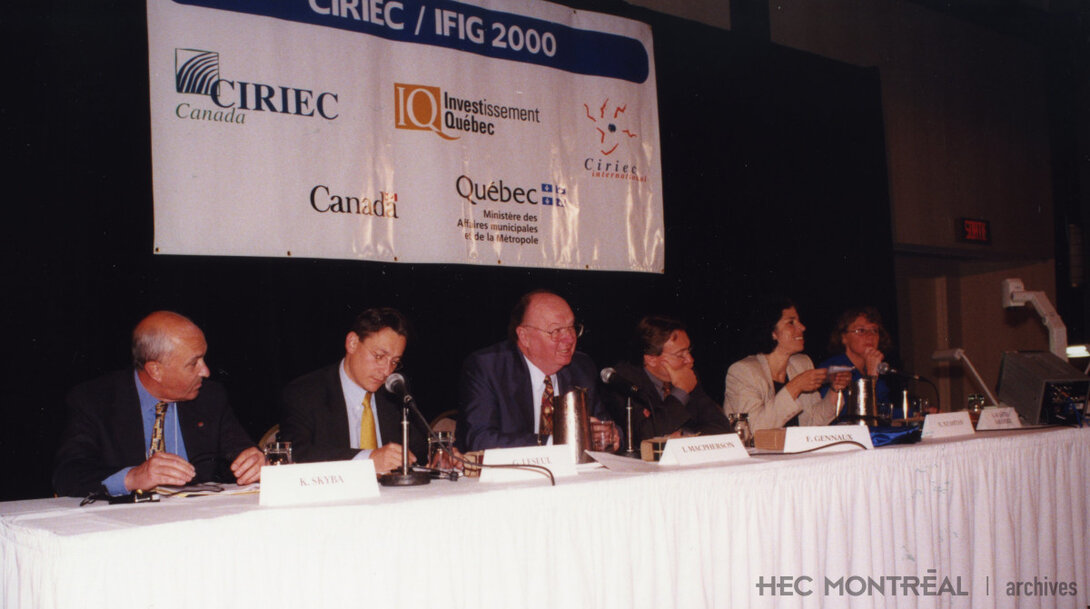 Description : 23e  Congrès international du (CIRIEC international), au Grand Salon de l'Hôtel Wyndham, au Complexe Desjardins à Montréal. Date : Juin 2000 Cote archivistique : P094/S05SS03,0011