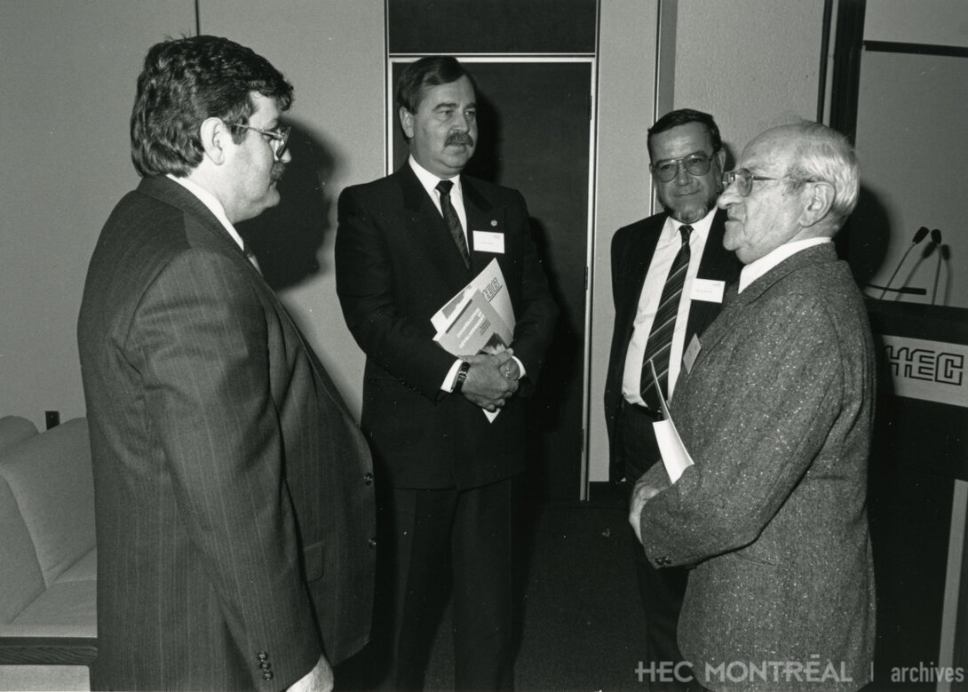   Description : Patrick Allen, Jean-Guy Desforges, Jocelyn Proteau et Guy Cameron au lancement du numéro spécial Pratiques et réflexions coopératives – 20 ans de rétrospective. Date : 1988 Cote archivistique : P094/S07,0011