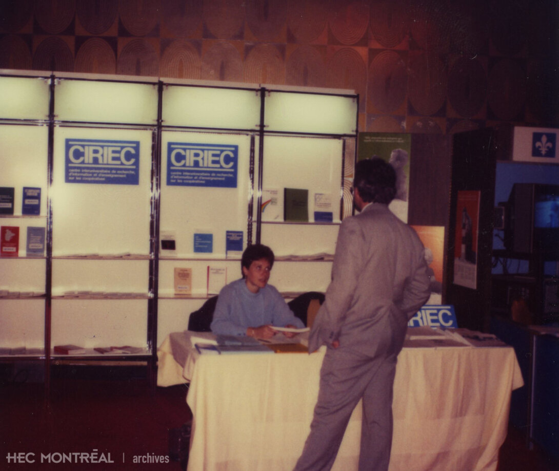   Description : Kiosque du CIRIEC au congrès de l’Association des professeurs en économie. Date : 1983 Cote archivistique : P094/S05SS04,0003