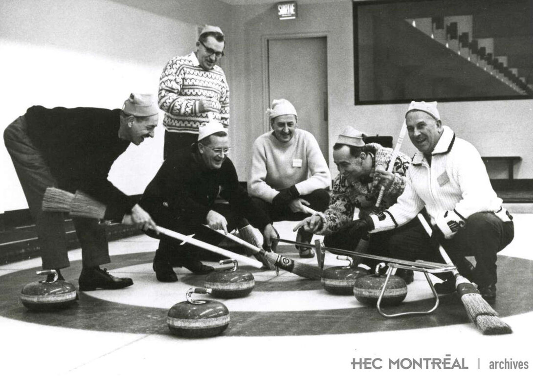   Description : Gérard Lacroix, André Beauregard, Georges Pronovost, Roger Gaurin, Émile Désorcy, Arthur W. Archambault lors d'une partie de curling.  Date : 1967 Crédit photo : Photographe inconnu Cote archivistique : P001/XPH,0082