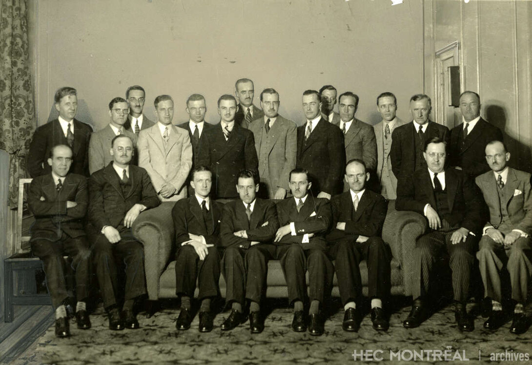   Description : Anciens étudiants réunis avant leur départ pour les Fêtes HEC France-Canada. Date : 1935 Crédit photo : Photographe inconnu Cote archivistique : P001/Z,0061