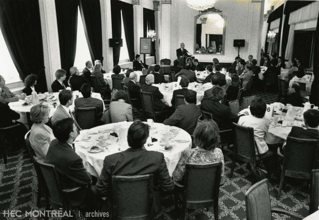   Description : Déjeuner-causerie HEC au Club St-Denis. Date : 1994 Crédit photo : Photographe inconnu Cote archivistique : P001/Z,0061