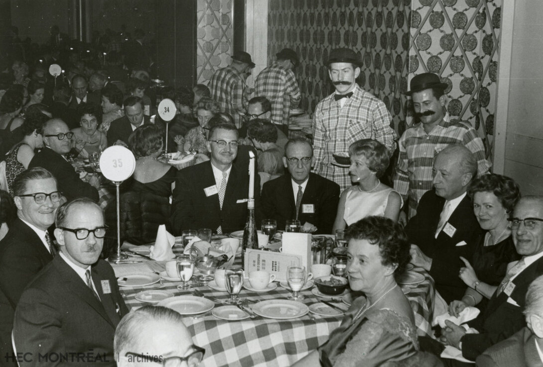   Description : Henri-Paul Lemay, Jean Allaire, Esdras Minville, Mme Lemay, Pierre Schneiter et d'autres lors du Dîner d'époque dans le cadre des Fêtes du 50e anniversaire de l'École HEC. Date : 25 octobre 1960 Crédit photo : Jules Blouin Cote archivistique : P001/XPH,0066