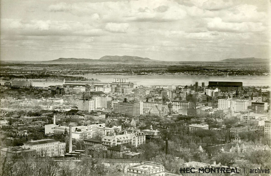   Description : Montréal vue du Mont-Royal vers la Rive-Sud. Date : ca 1940 Crédit photo : Photographe inconnu Cote archivistique : P003/X99,0001
