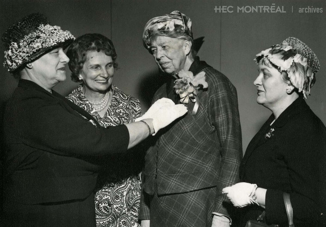   Description : Eleanor D. Roosevelt reçue par trois membres du Conseil des femmes de la Chambre. Date : 1960 Crédit photo : Photographe inconnu Cote archivistique : P003/XPH,0039