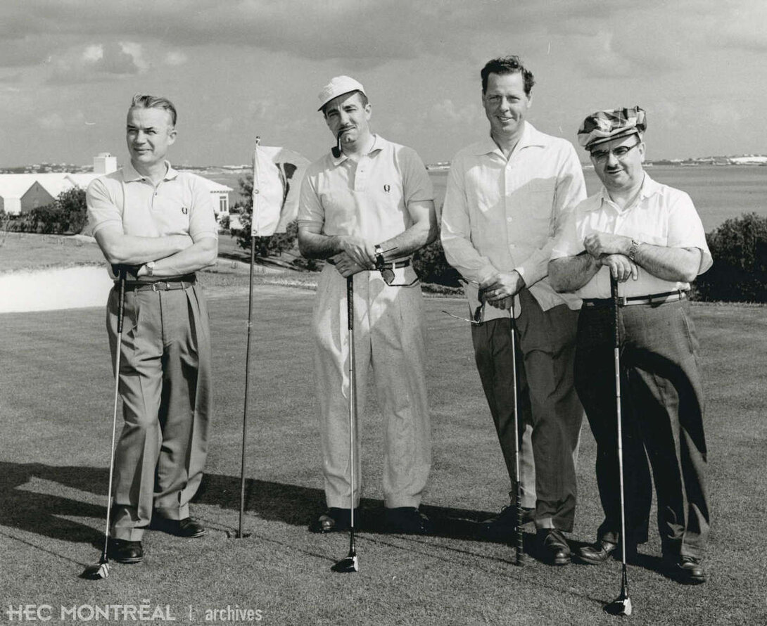   Description : Partie de golf au cours d'un voyage aux Bermudes, à l'automne 1958. Date : 1958 Crédit photo :John Weatherhill, Bermuda News Bureau Cote archivistique : P003/XPH,0156