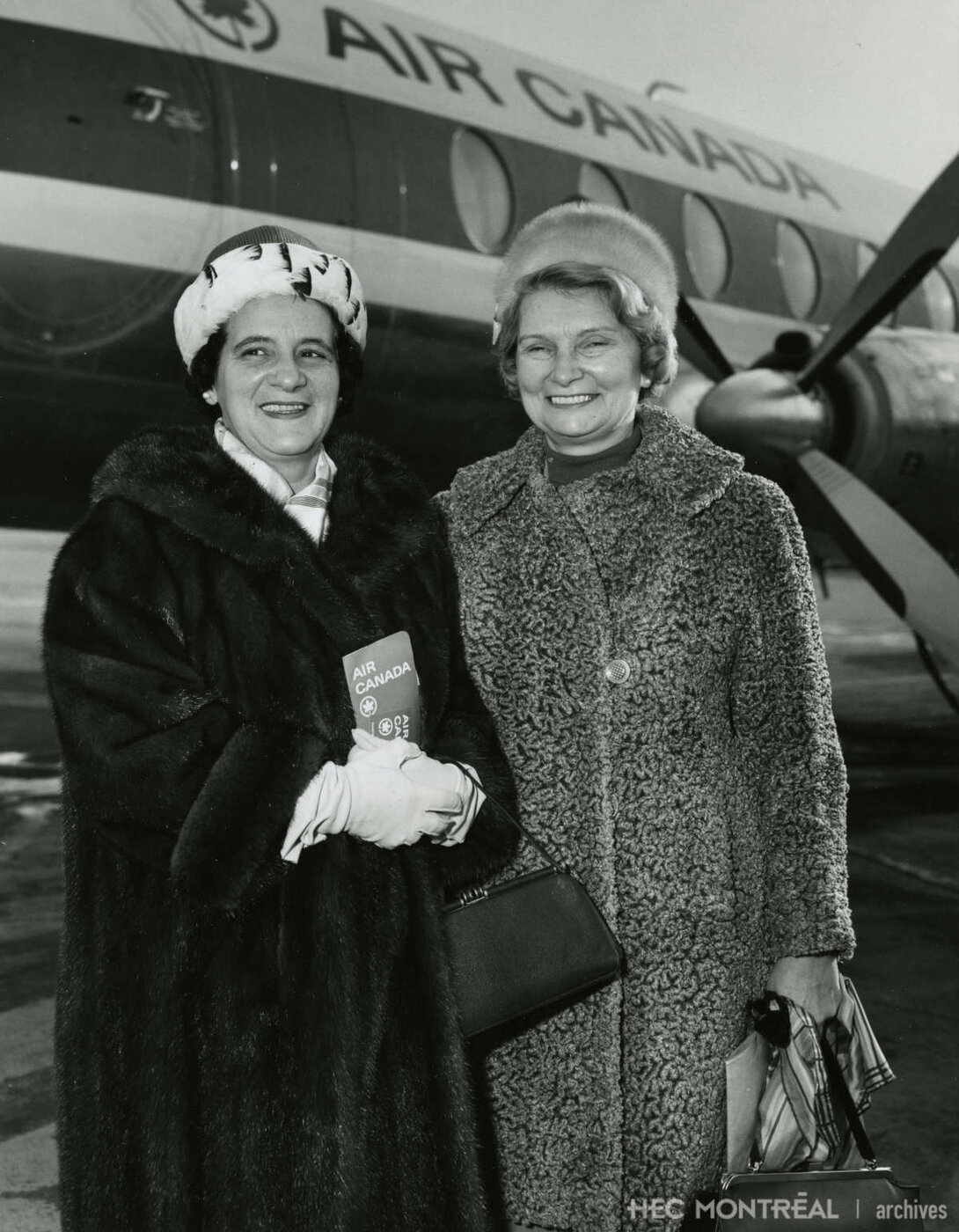   Description : Thérèse Duranceau et Anne-F. Ballestrazzi du comité Hôtesses-Montréal en vue de l'Exposition 1967. Date : 1965 Crédit photo :  Ed. Bermingham Inc Cote archivistique : P003/XPH,0031