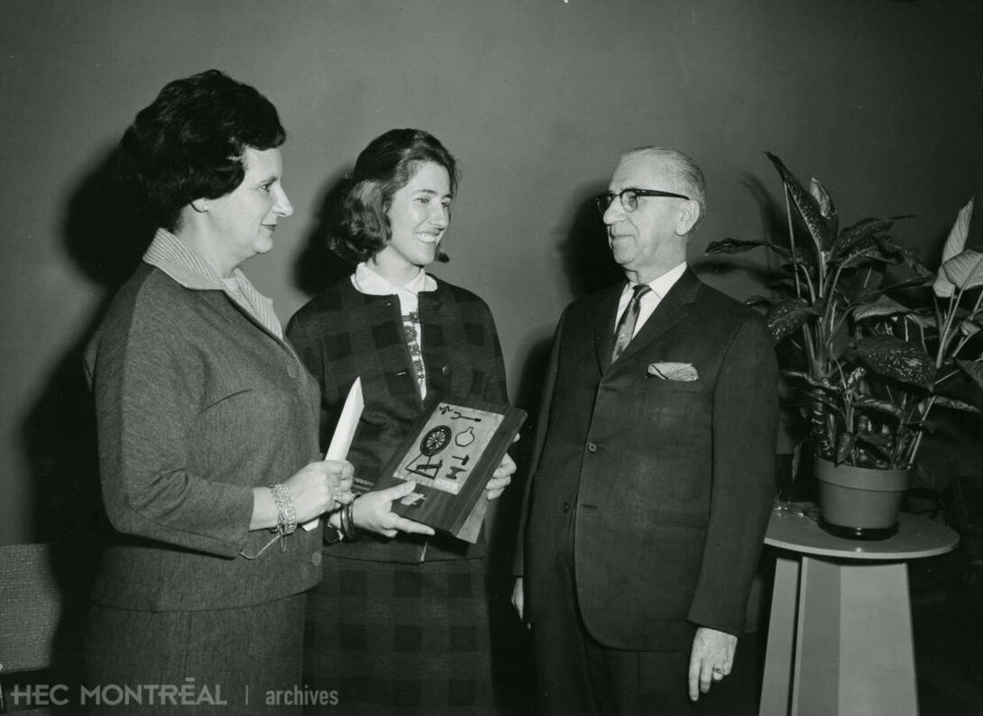   Description : Thérèse Duranceau, du Conseil des femmes remettant une plaque souvenir à Claire Cadet. Date : Inconnue Crédit photo : Photographe inconnu Cote archivistique : P003/XPH,0032
