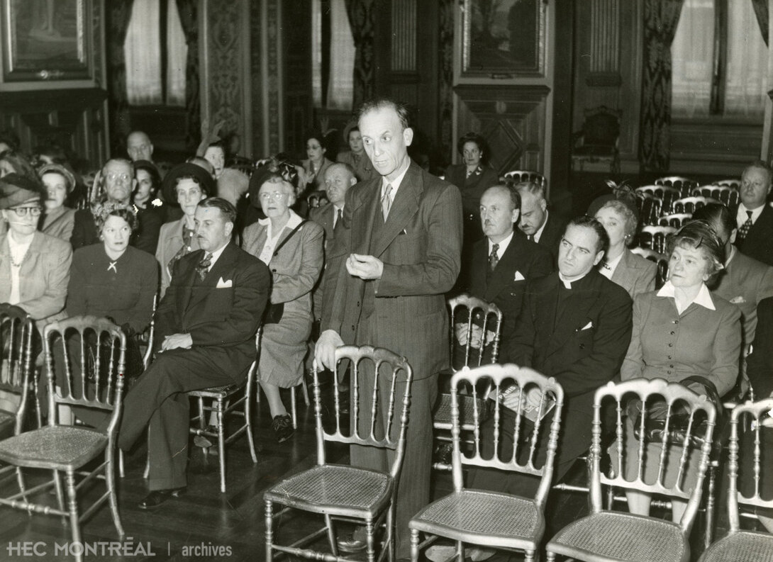   Description :  Esdras Minville qui répond aux souhaits de bienvenue adressés à la délégation par le président du Conseil municipal à l'Hôtel de ville de Paris. Date : 15 octobre 1949 Crédit photo : Photo Express, Paris Cote archivistique : P003/XPH,0150
